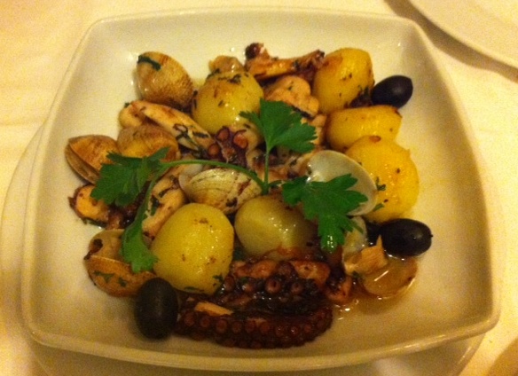 Sinal Vermelho Pulpo salteado en aceite con almejas y cilantro